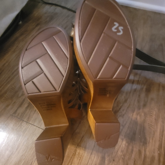 New Strappy Stylish Sandals with heel. Look great with anything - Picture 7 of 7